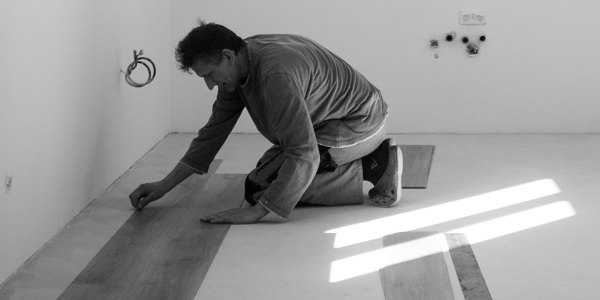 Vinylboden schwimmend verlegen: Tipps &amp; einzelne Schritte - Vinyl schwimmend verlegen: Praxistipps &amp; einzelne Schritte