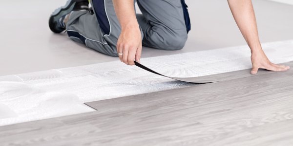 Vinylboden selbstklebend verlegen? Wir zeigen Alternativen auf! - Vinylboden selbstklebend: Nachteile &amp; bessere Alternativen