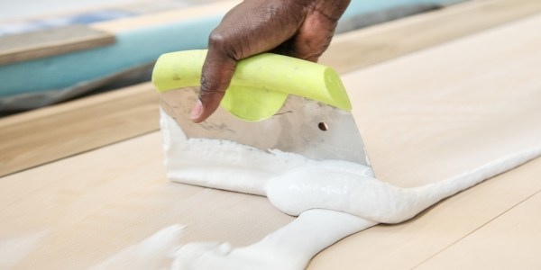 PVC-Boden verlegen – mit Kleben oder ohne Kleben? - PVC-Boden mit Kleben verlegen – oder ohne? | Vergleich