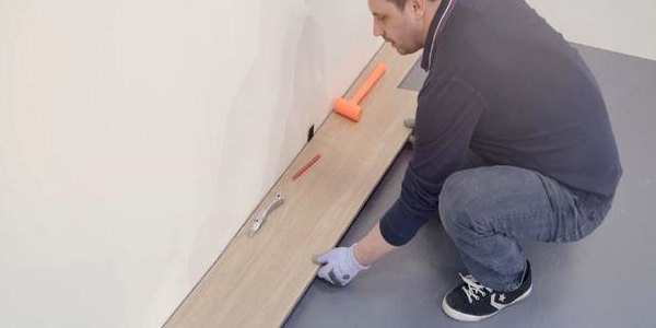 Rigid-Vinyl schneiden &amp; verlegen: Was ist zu beachten? - Rigid-Vinyl verlegen: Was ist zu beachten? | Anleitung