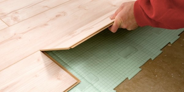 Laminat mit Klicksystem verlegen – Tipps &amp; Anleitung - Laminat mit Klicksystem verlegen &amp; montieren | Anleitung