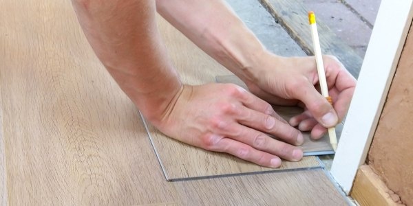 Klick-Vinyl: So verlegen Sie die erste und letzte Reihe richtig! - Klick-Vinyl schneiden – so gelingen erste &amp; letzte Reihe!