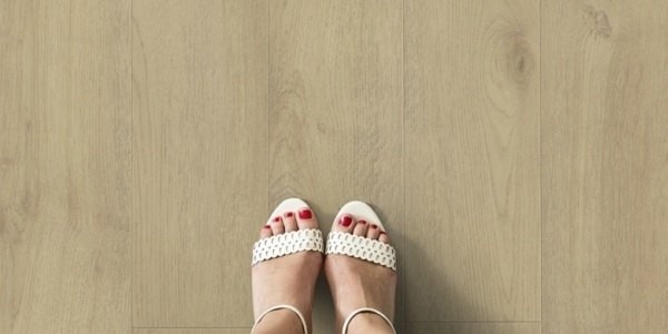 Wie dick sollte Vinylboden sein, damit er strapazierfähig genug ist? - Wann hat Vinylboden die richtige Dicke? | Tipps &amp; Beispiele