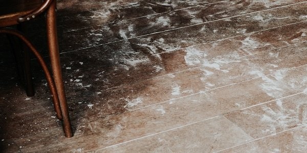 Vinylboden reparieren – Tipps bei Kratzern &amp; Schäden - Vinylboden reparieren: Kratzer entfernen &amp; ausbessern