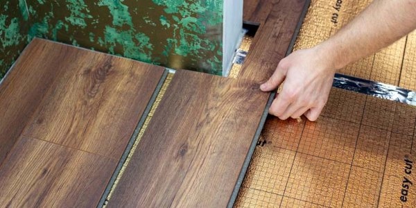 Vinylboden verlegen: kleben, ohne Kleben oder lose? | Vergleich - Vinylboden verlegen: kleben, ohne Kleben oder lose?