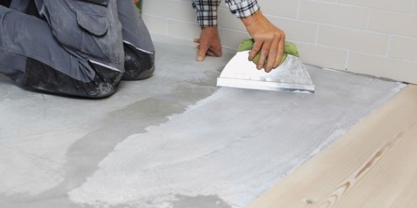 Vinylboden richtig kleben – Verlegeanleitung für Klebevinyl - Vinylboden kleben – So verlegen Sie Klebevinyl richtig!