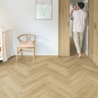 Quick-Step Alpha Ciro - Beige botanisch AVHBU40362 | Fischgrät-Optik | Rigid-Klickvinyl