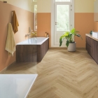 Quick-Step Alpha Ciro - Beige botanisch AVHBU40362 | Fischgrät-Optik | Rigid-Klickvinyl