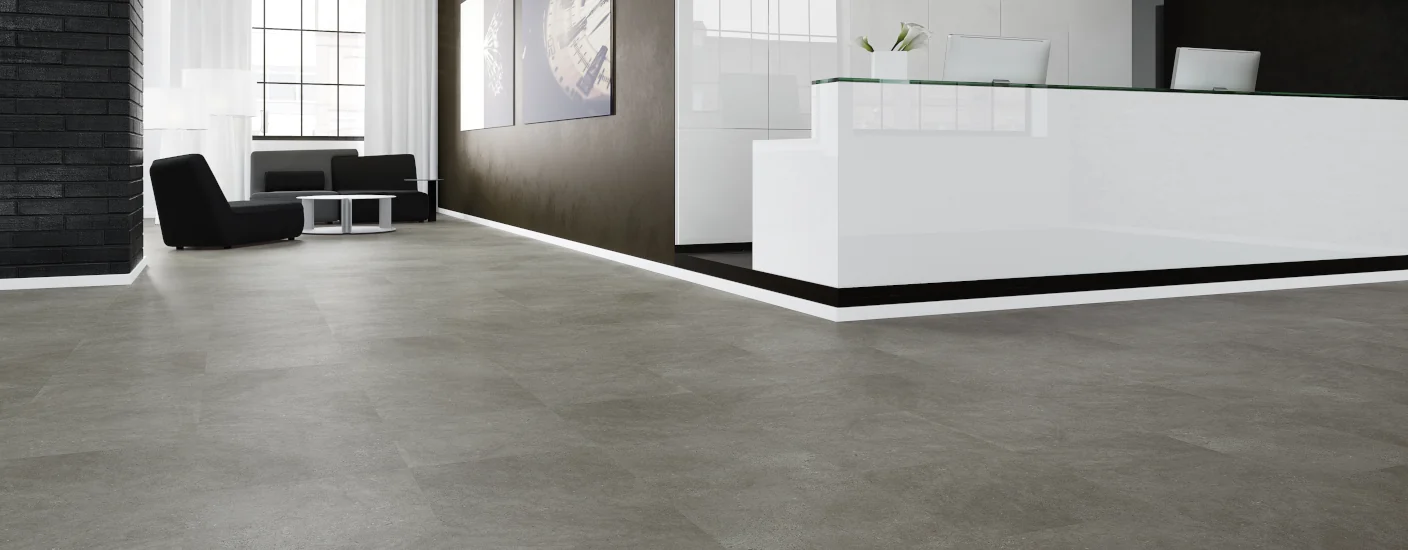 Vinylboden in dunkelbrauner Fliesenoptik