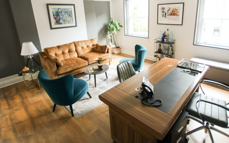 Büroboden mit einzelnem Teppich