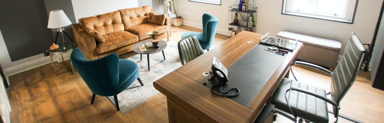 Büroboden mit einzelnem Teppich