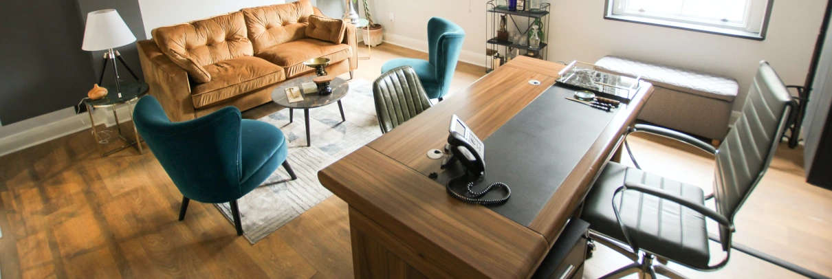 Büroboden mit einzelnem Teppich