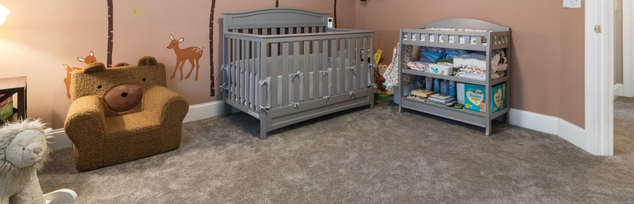 Grauer Teppichboden als Kinderzimmerboden