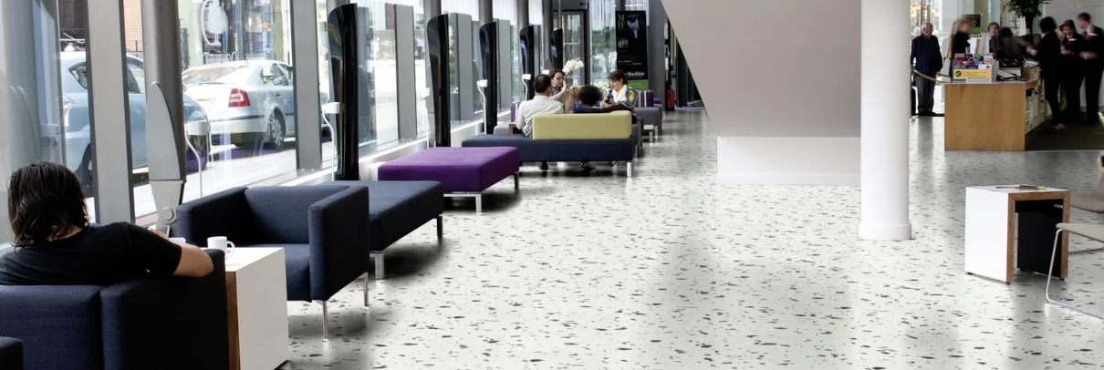 Moderne Terrazzo-Optik in der Gastronomie