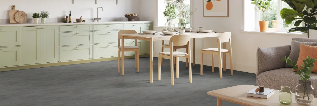 Vinylboden in dunkler Holzoptik