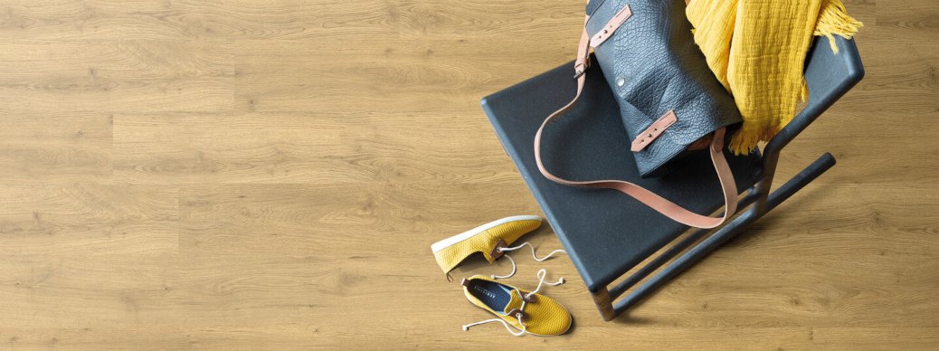 Zu Hause Barfuß laufen ohne Schuhe