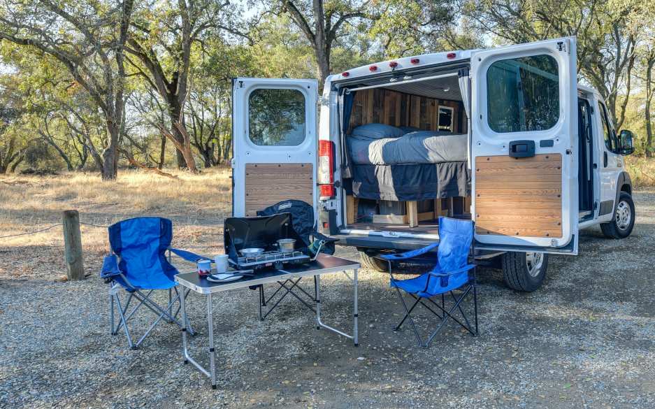 Campervan mit ausgebautem Innenraum und Ausstattung