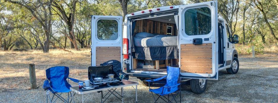 Campervan mit ausgebautem Innenraum und Ausstattung