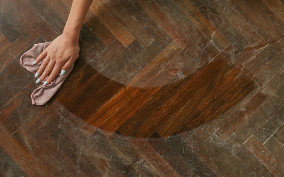 Fußbodenschutz durch Reinigung & Pflege