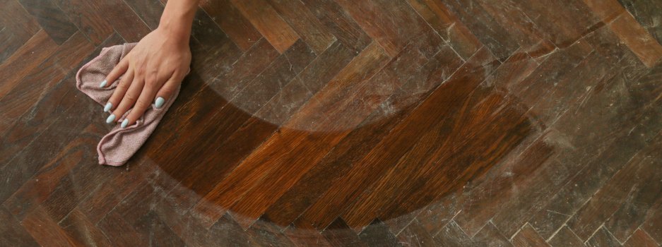 Fußbodenschutz durch Reinigung & Pflege