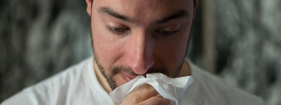 Mann mit Hausstauballergie