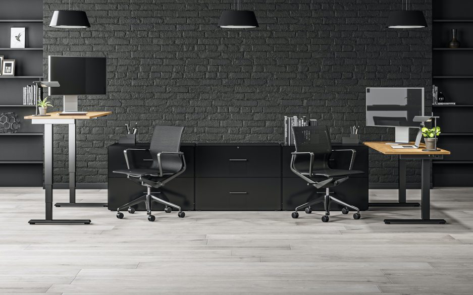 Homeoffice im Arbeitszimmer mit zwei Schreibtischen