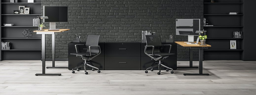 Homeoffice im Arbeitszimmer mit zwei Schreibtischen