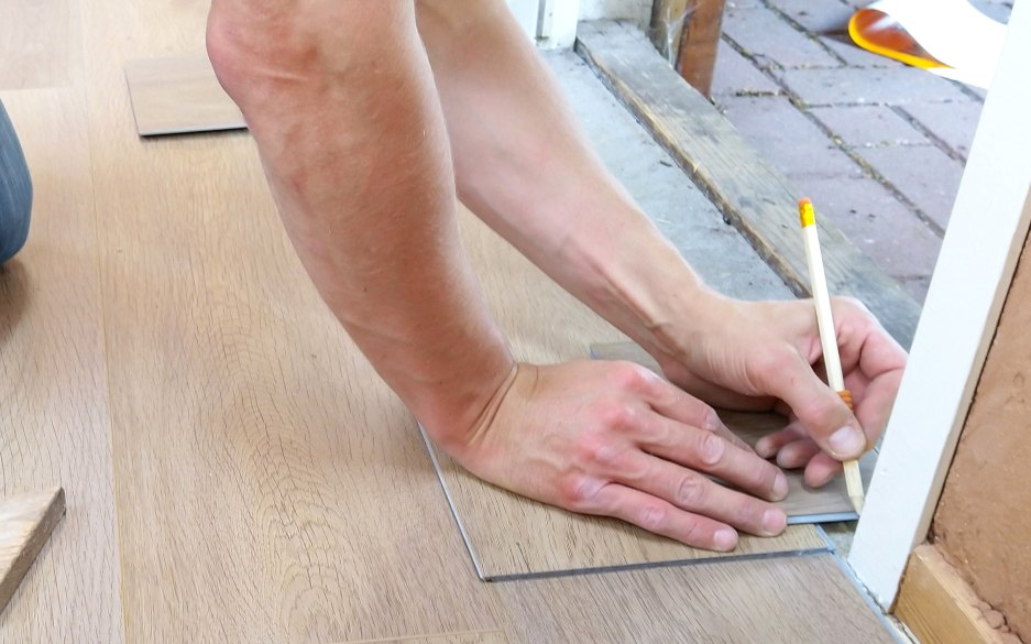 Klick-Vinyl: Dielen beim Zuschnitt