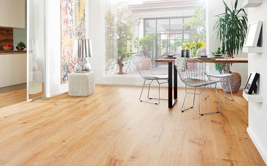 Klick-Korkboden in Holzoptik