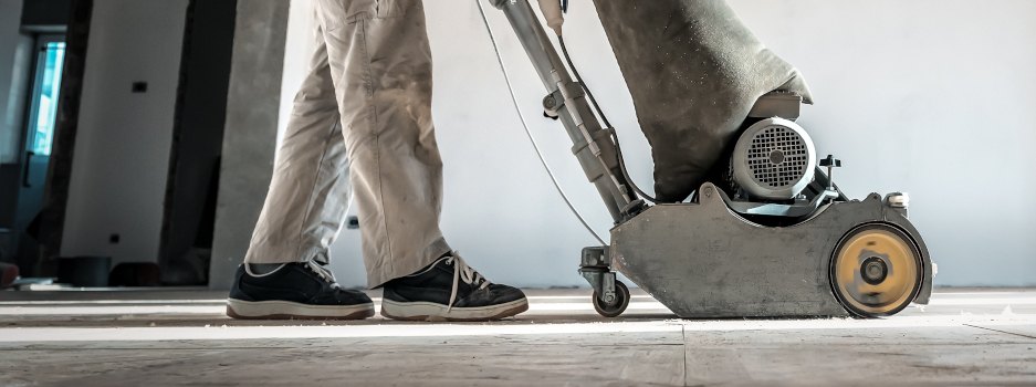 Linoleumkleber mit Maschine abschleifen