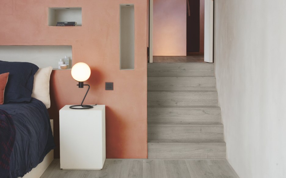 Treppe mit grauer Vinyl-Verkleidung