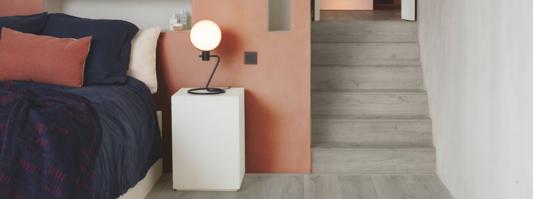 Treppe mit grauer Vinyl-Verkleidung