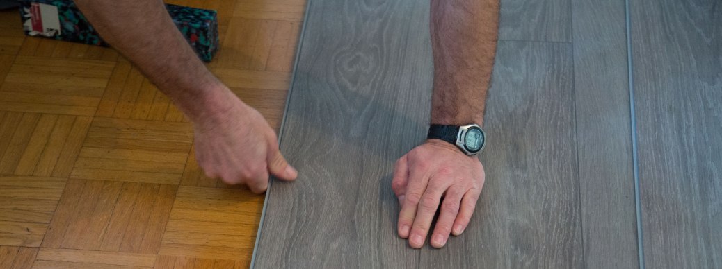 Vinylboden auf Parkett verlegen & kleben