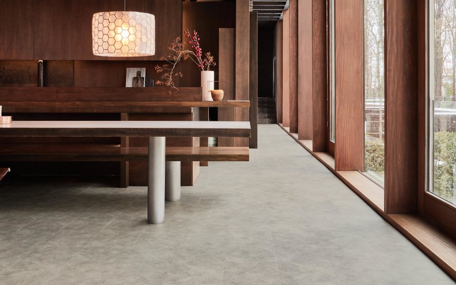 Vinylboden in Betonoptik mit sichtbaren Fugen