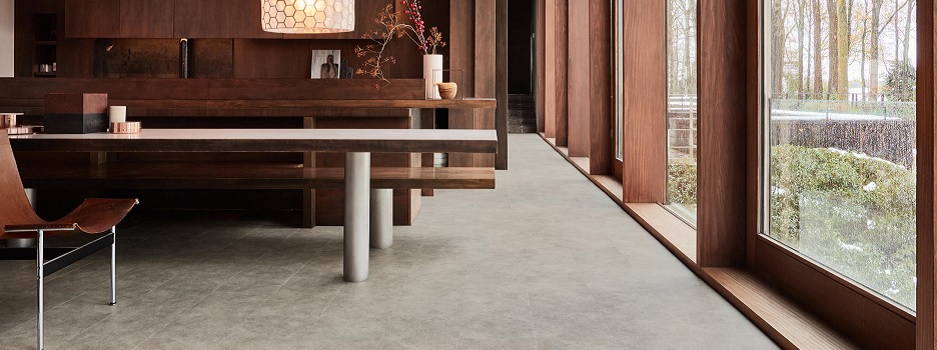 Vinylboden in Betonoptik mit sichtbaren Fugen