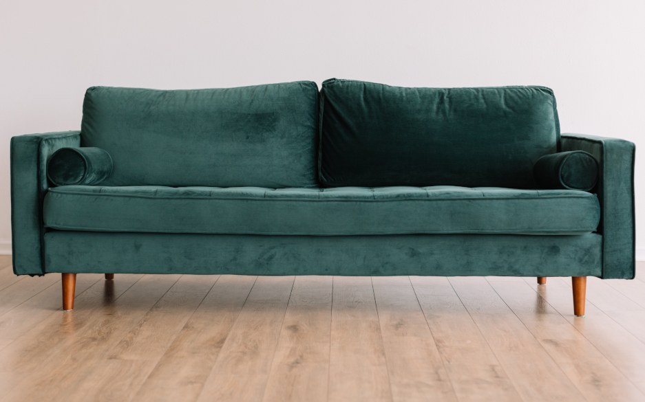 Schweres Sofa auf Vinylboden